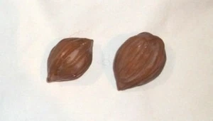 Piedra de alabastro mármol fruta Italia ~ 2 nueces marrón claro hechas a mano y pintadas - Imagen 1 de 1