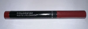Lápiz labial ligero Revlon ColorStay Matte Lite crayón 009 plumas con volantes - Imagen 1 de 3