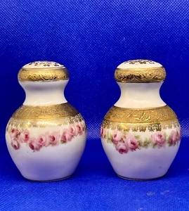 Elegant Gold Tone Topped Floral Pattern Salt & Pepper Shakers Great Condition - Picture 1 of 6