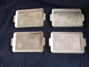 Vintage gehämmerte Aluminium kleine Tabletts fliegende Gänse Rohrkolben 4er Set 7" L x 4" B  - Bild 1 von 2