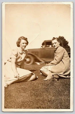 FOTO DE COLECCIÓN IMAGEN ANTIGUA ANTIGUA COCHE HERMOSAS NIÑAS MUJERES VESTIDOS Foto 1 de 4