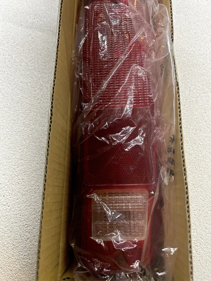 Luz trasera de repuesto lateral pasajero para Ford F-150 1975-1979 TYC 11-3259-01 Foto 1 de 2