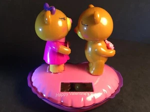 RARE Solar Powered Dancing Kissing Bears Bobble Heads Standing On Heart - Picture 1 of 5