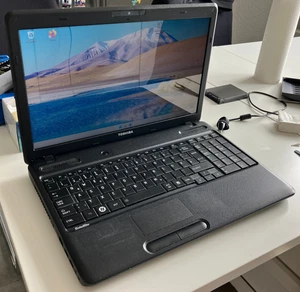 Toshiba Satellite C660-1UJ 15", i3, 4 GB RAM, 60 GB SSD, kleiner Office Laptop - Zdjęcie 1 z 13