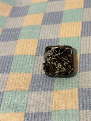 Apple Watch Series 3 38mm Cassa Grigio Siderale in Alluminio danneggiato - Immagine 1 di 2