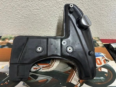 2007-2011 07-11 Harley Davidson Sportster 1200 883 резервуар перелива масла - Изображение 1 из 4