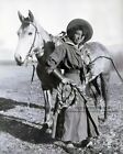 Nellie Brown Ein Cowgirl, das zu ihrem Pferd steht 1880 Foto Old West 8x10