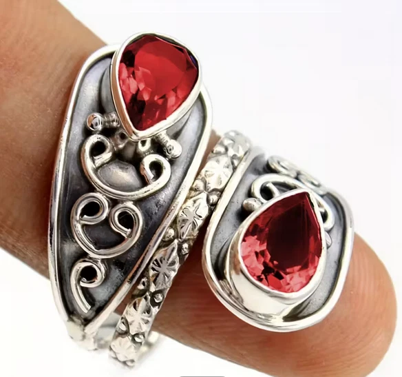 Red crystal spoon wrap ring - Image 1 of 1