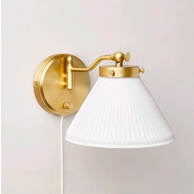 Lámpara de pared con acabado de latón y caña de mano Hearth & Hand Aplique herrajes o toma de corriente Foto 1 de 4