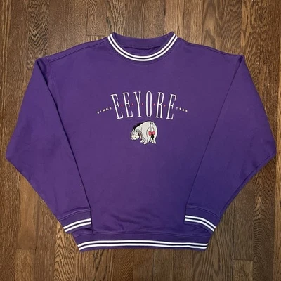 Moletom feminino vintage Winnie the Pooh Eeyore Disney bordado roxo gola redonda - Imagem 1 de 4