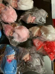 LLAVEROS PARA BEBÉ POM-POM 8CM CON GORRAS DE PUNTO, ¡ELECCIÓN DE 5 COLORES! - Imagen 1 de 22