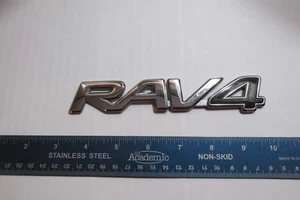 Factory 2004 Toyota RAV4  emblem - Bild 1 von 4