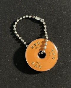 The Sak Logo runder Taschenanhänger Hängeetikett Silber und Karamell an Perlenkette - Bild 1 von 3