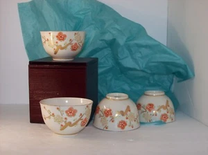 FOUR THIN PORCELAIN ORIENTAL TEA CUPS IN WOODEN BOX W PEACH FLORAL DESIGN GOLD A - Picture 1 of 3