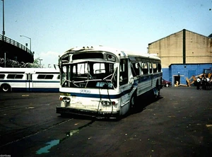 5x7 FARBFOTO NYC BUS 1977 FLXIBLE #9006 DEMOLISHED AT COLISEUM DEPOT MAI 1989 - Bild 1 von 1