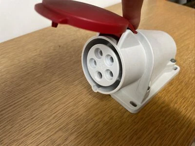 16 Amp Socket 5 Pin Surface Wall Mount 400V 3 Phase Red Outdoor IP44 Industrial - Image 1 of 3