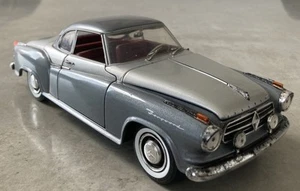 Diecast Revell escala 1/18 08859 - cupé Borgward Isabella - plateado/gris - Imagen 1 de 9