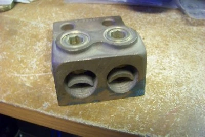 TL500-2L4 - 500 - 300 MCM, 2 WIRE CAST BRONZE TERMINAL LUG WITH (4) 1/2" MOUNTIN - Image 1 of 2