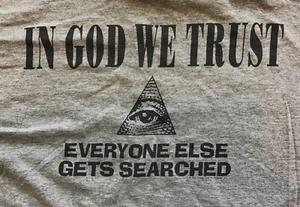 Camiseta In God We Trust Everyone Else Gets Search, Gris, Talla 2XL - Imagen 1 de 6