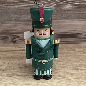 Kate Spade Nussknacker Schlüsselanhänger grün Taschenanhänger Weihnachten Urlaub Strumpf Stoff - Bild 1 von 11