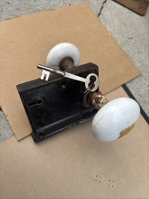 Antiguo juego de perillas de puerta de porcelana victoriana con cerradura de mortaja y llave etiqueta Disneyland Foto 1 de 4