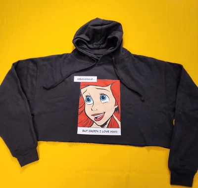 Disney La Sirenita Ariel I Love Him Sudadera con Capucha Corta Adulto Negra Grande NUEVA Foto 1 de 4