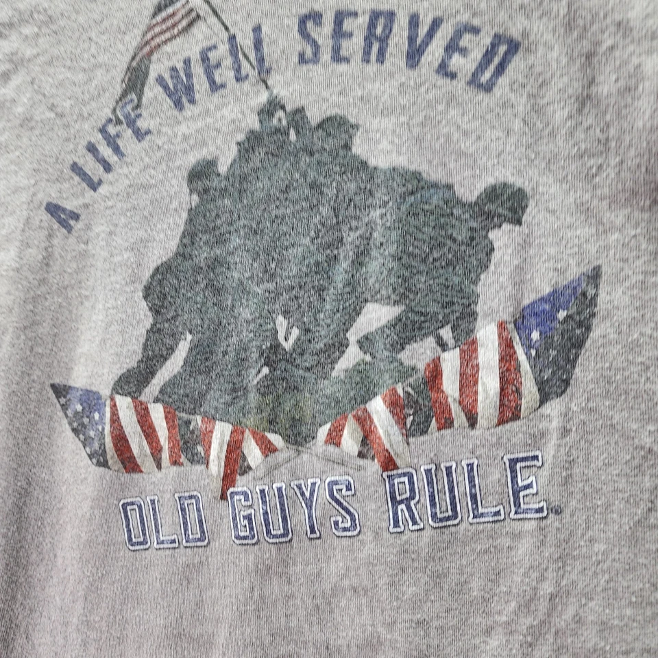 Camiseta Gráfica Old Guys Rule A Life Veteranos Bien Servidos XL Gris Bandera Patriótica de EE. UU. Foto 1 de 4