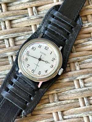 Relógio russo VOSTOK clássico mecânico URSS estilo oficial militar guerra - Imagem 1 de 4