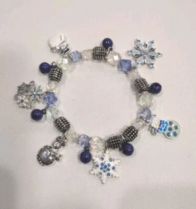 Kenneth Cole Pulsera Dije Navidad Elastizada Vidrio Azul Tono Plata, H33 - Imagen 1 de 8