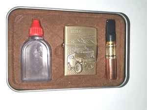 Kit Accendino Benzina Tipo Zippo con Bocchino Custodia Rigida Tema Avventura - Foto 1 di 1