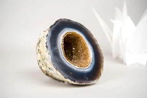 Pequeña geoda de ágata con bandas azules y blancas con druzy de galaxia dorada - 3,1 lb - Imagen 1 de 10