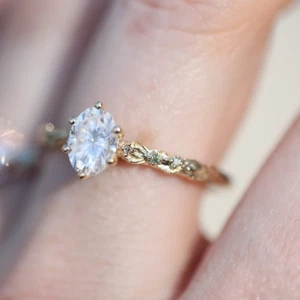 Anillo de compromiso de diamantes cultivados en laboratorio IGI ovalados de 1,10 quilates de oro amarillo de 14 k - Imagen 1 de 11