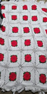 Rote Rose auf weiß gehäkelt Granny Square afghanische Tagesdecke 68"X48" Vintage Maße - Bild 1 von 18