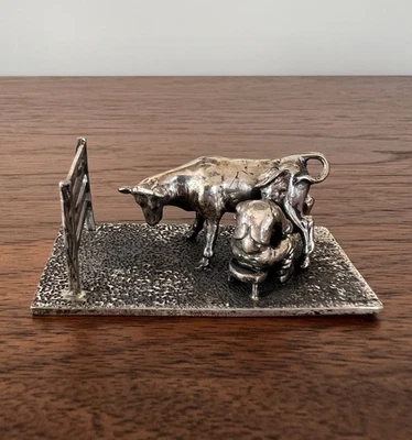 Старинный миниатюрный кукольный домик серебро 3D фермер доение корова скульптура - Изображение 1 из 4