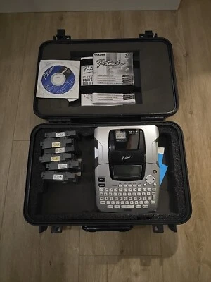 Sistema de etiquetado Brother PT-2100 en caja abierta con manuales, lote de cinta de etiquetas, estuche Foto 1 de 4