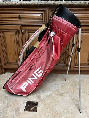 Bolsa de golf PING Karsten roja ligera de 4 vías con correa acolchada única Foto 1 de 4