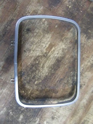 1978 - 1981 年 Oldsmobile Cutlass 外部前大灯饰边环成型件  — 第 1/2 张图片