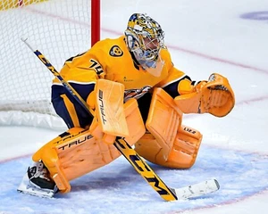 Foto de hockey de Juuse Saros en posición neta Nashville Predators 8x10 NHL - Imagen 1 de 1