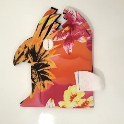 Sharkoozie Tiburón Koozie Botella de Cerveza Manga Aislante Enfriador Rosa Flores Novedad Foto 1 de 4