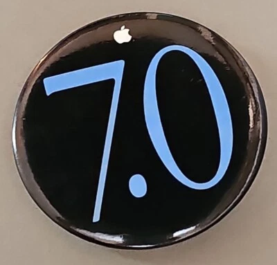 Apple Macintosh System 7.0 botão pinback funcionário 2 1/4" computação Macintosh vintage - Imagem 1 de 2