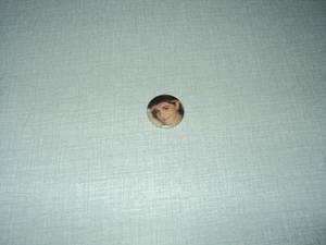 SANDRA KIM BADGE 1 - Foto 1 di 1