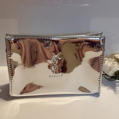 Bolso plateado Yves Saint Laurent YSL maquillaje cosmético estuche Beaute GWP Foto 1 de 4