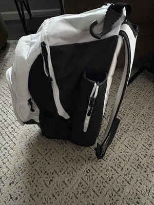 Bolsa de bate de softbol o béisbol Demarini nunca usada. Letras blancas y plateadas Foto 1 de 4