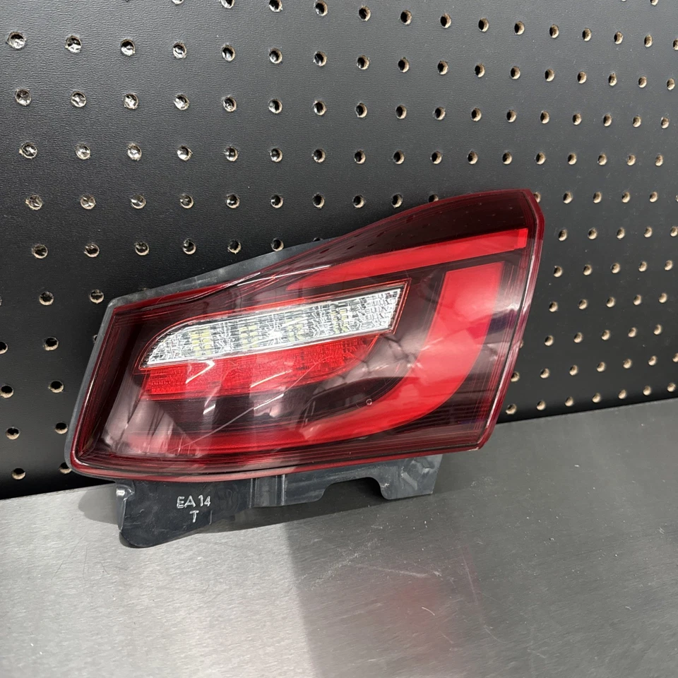 ЗАДНИЙ ПРАВОСТОРОННИЙ ВНУТРЕННИЙ ЗАДНИЙ ФОНАРЬ INFINITI Q70 Q70L ОТ ОРИГИНАЛЬНОГО ПРОИЗВОДИТЕЛЯ 2015–2019 годов - Изображение 1 из 4