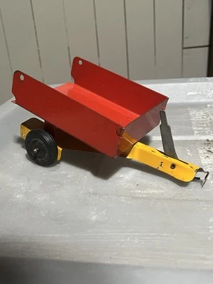 Remolque utilitario de volteo vintage de acero prensado rojo y amarillo Foto 1 de 4