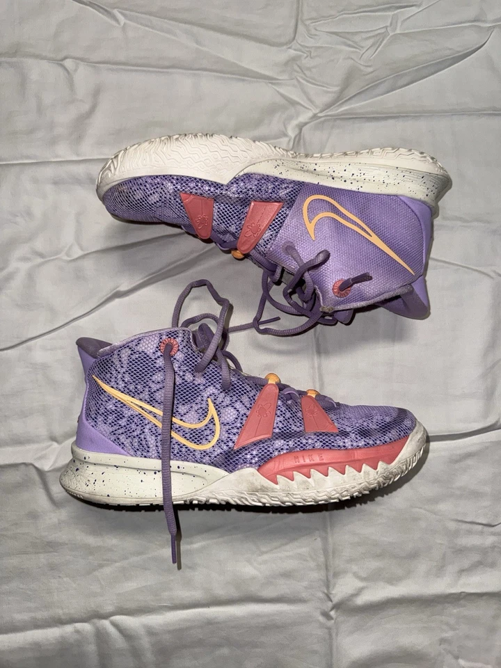 Size 7 (GS) - Nike Kyrie 7 Mid Daughters - Image 1 of 4