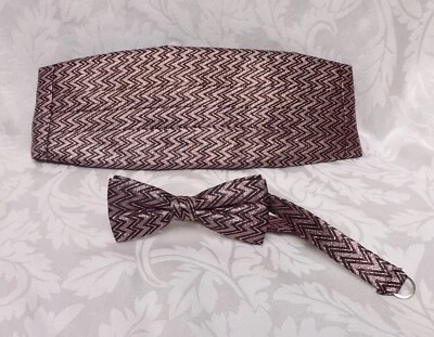 NUEVO Juego de fajarita y pajarita en zig zag rosa brillante y negro Foto 1 de 4