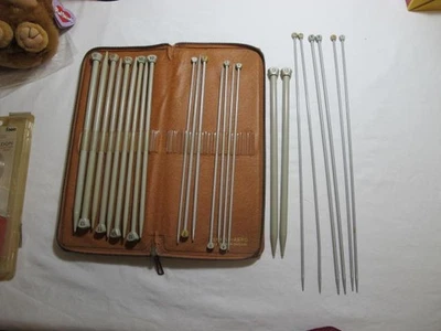 Juego de agujas de tejer de plástico y metal Bernat Aero England 24 piezas con estuche Foto 1 de 4