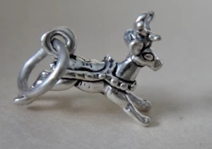 Dije de Navidad de vacaciones de renos pequeño de 10x13 mm de plata esterlina - Imagen 1 de 5