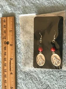 Pretty Sacred Heart of Jesus Earrings - Great for everyday! - NEW! - Picture 1 of 2